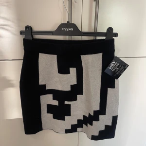 Kjol - Kort kjol i mjukt material, aldrig använd, mycket gott skick 