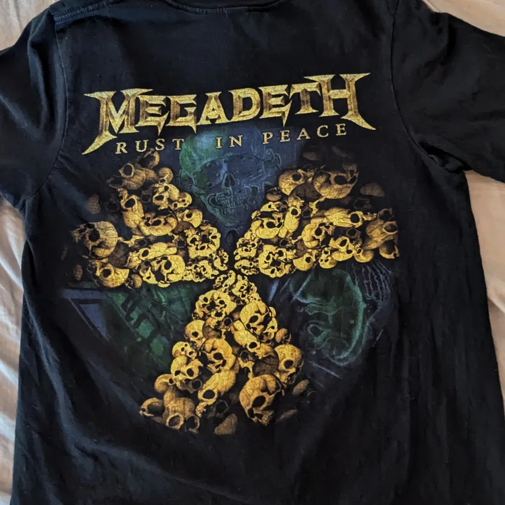 Säljer min Megadeth tröja den är bra skick men inte kommer användning på de senaste har köpt den från plick. storlek s . T-shirts.