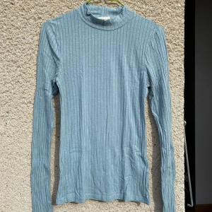 Blå tröja - Blå, tight, långärmad tröja. Färgen matchar bättre i bild 1! Fint skick!