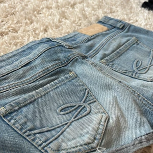 Low waist shorts  - Jätte fina jeans shorts!💕 Bra skick,fin passform. Säljer dessa föra de var för stora för mig. Det har en dragtjedja med fin knapp och fina detaljer på rumpan. (Pris kan diskuteras,+mer bilder privat)💕