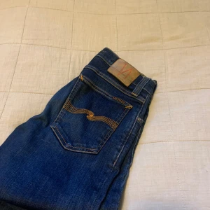 Nudie jeans - Nudie jeans storlek W27 L32 mörk blå 10/10 skick helt nya aldrig använda tar emot byten bara att fråga vid frågor samt intresse. Vid byten söker jag dondup jeans men kan vara vad som helst. 