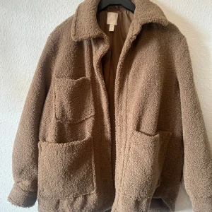Brun teddyjacka - Säljer en supermysig brun teddyjacka. Endast använd ett par gånger. Perfekt för höst och vinter!