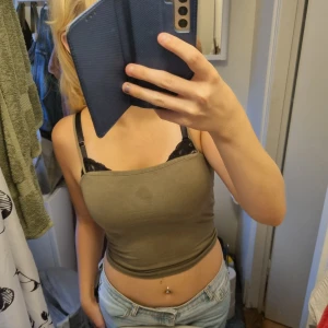 Linne från Ginatricot - Det är inte använt så mycket så fint skick, dock har det kommit dit en fläck som jag tyvärr inte får bort (därav det billiga priset)