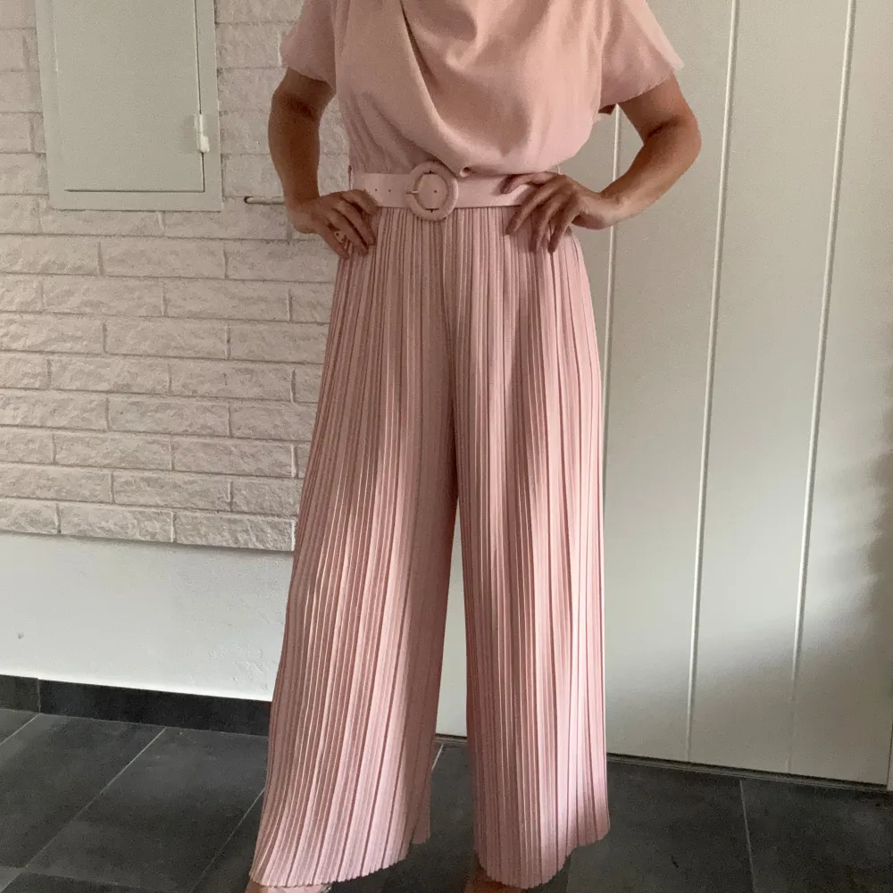 Puderrosa Jumpsuit från Zara med avtagbart bälte i midjan. . Klänningar.