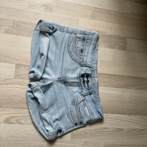 Lågmidjade jeansshorts  - Jag köpte dessa på Vinted men de passar tyvärr inte mig💕 skriv för mått eller andra funderingar 💖💖