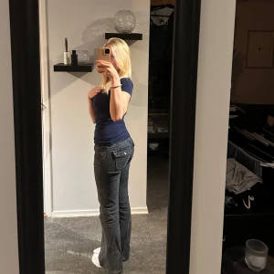Lågmidjade jeans  - Suuuuper snygga lågmidjade jeans från Gina som tyvärr blivit för små 💞💞Bra skick då dom inte är använda så mycket, storlek 34 och jag är 1,65. Kan diskuteras pris 🥰 Nypris 399kr. 