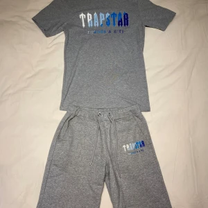 Trapstar set - Trapstar set i väldigt bra skick, inga hål eller defekter. Säljer då den inte passar min stil längre. 