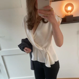 Vit blus - Säljer denna fina blisen från zara!! Nyskick ocj lmappt använd, säljer då jag har liknande!!💘💘