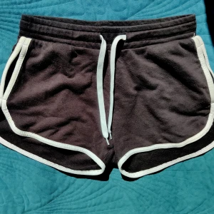 Svarta mjukis shorts  - Säljer dessa super sköna mjukis shortsen! Funkar lika bra att ha på en varm sommardag som hemma 💕 Vid funderingar om storlek eller passform är det bara att fråga 🫶