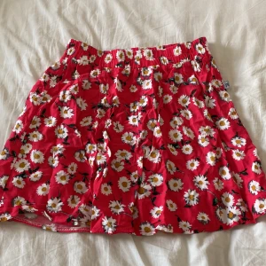 En röd kjol med blommor på i jätte fint skick❤️🤍 - Säljer denna kjol för att den är förliten är i jätte fint skick❤️🤍🫶🏻