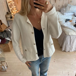 Kofta - SUPERSNYGG I jätte fin kvalitet ❣️❣️❣️den är benvit💞💞