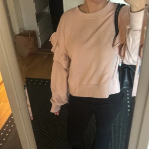 Sweatshirt med volang - Helt ny ifrån hm💞