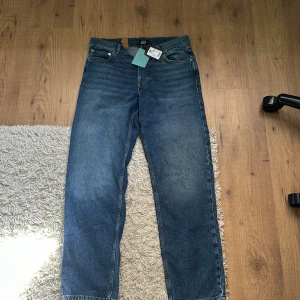 Sweet sktbs jeans - Säljer ett par sweet sktbs jeans i storlek 30. Modellen heter sweet loose och den är aldrig använda med lappen kvar