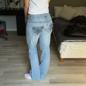 Lågmidjade jeans - Otroligt snygga jeans som tyvärr är lite stora på mig! Köptes här på Plick men märket är Reserved. Se defekter på sista bilderna. Skriv gärna privat om ni har några frågor❣️