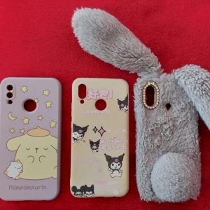 Kawaii mobilskal till huawei p20 lite💗 - 3 stycken mobilskal för huawei p20 lite, Kuromi är lite blekt och den fluffiga är allmänt använd men pompom purin är helt ny!25kr styck eller 75 för alla