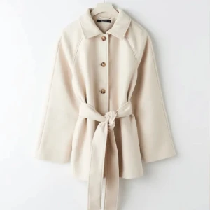 Beige kappa - Gillar ej den mera har användt Max 3 gånger , ny pris 599