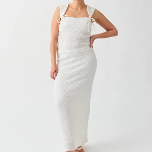 Gina Tricot Maxi Kjol - Säljer denna kjolen som jag användt enbart 1 gång, därav nyskick! Str XS, från Gina Tricot💗 Nypris, 359kr! 