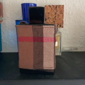 Burberry London  - Säljer av min Bruberry London. Perfekt doft till hösten och var en av mina favoriter men ja man tröttnar efter ett tag och vill rotera. Ungefär 40-45 ml kvar. Skriv vid minsta fundering 