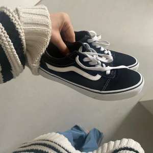Vans old school - Säljer ett par svarta vans, i nyskick använda en gång. Pris går att diskutera. Skriv för fler bilder eller frågor💞