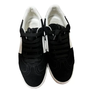 Valentino flycrew - Tjena säljer ett par helt nya flycrews som aldrig använts har testats endast 1 gång ite och 2 / 3 gånger hemma för att se om de passar vilket de inte gjorde, Size 38 men passar 39, dustbag tillkommer alla spikarna finns kan frakta elle mötas up 