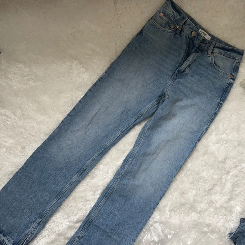 Raka jeans. För små för mig. Jeans med slits och medelhög midja. . Jeans & Byxor.