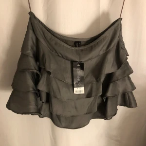 Kjol - Säljer den här slta minikjolen som aldrig snvänts och har lappen kvar, originalbris 349, säljer för 120. Materialet är lite glansigt💖