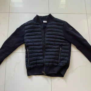 Moncler cardigan - Hej, säljer min moncler cardigan jag köpte helt ny hösten 2022. Den är inprincip i nyskick då jag knappt använt den. Hör av er ifall ni vill ha fler bilder 