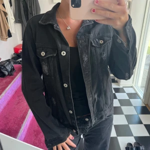 Jeansjacka  - Svart jeansjacka ifrån zara💕barn storlek
