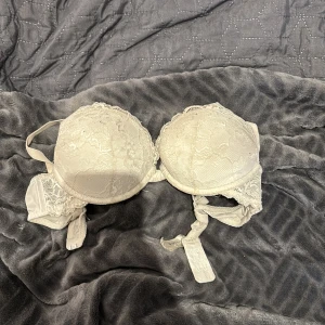 Push up bh - Vit push up bh från Lindex. Modellen Linnea storlek 75 a, lite lite stor i storlek. Nypris 250 mitt pris 70, billigare vid snabb affär. 