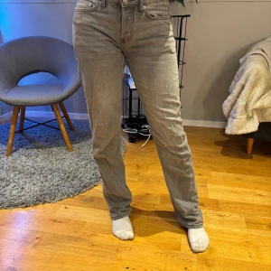 Gråa jeans - Gråa jeans från lager 157 strl xs modellen icon. Stora i storlek, därför jag säljer. Strl s-m kanske? Nypris 400, använd endast 2 ggr 