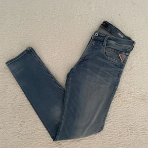 Replay anbass - Replay anbass i storlek 31/32 i färgen blå, modellen på bilden är 180cm, ny pris på dessa jeans är 1800kr säljer mina för 650kr