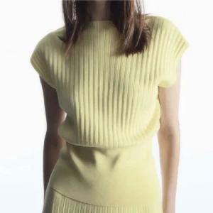 Söker!!! - Söker den här ribbade toppen från Cos i storlek XS eller S. Hör gärna av er! 💛