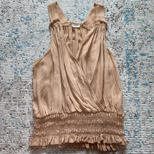 Söt topp - Söt topp med volanger i en fin gammeldagsrosa 💞Nyskick! Köpt för 500kr.