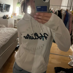 Hollister hoodie - Vit hoodie från hollister i storlek S