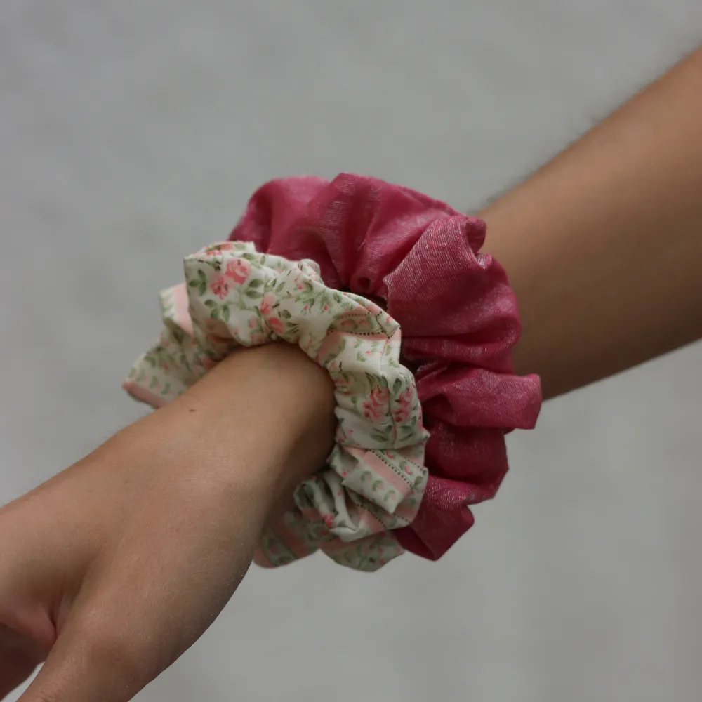 Noggrant handgjorda scrunchies! Pack med två! . Accessoarer.