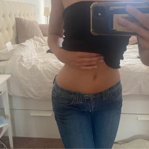 Lågmidjade 2000s blåa jeans  - Väldigt fina lågmidjade bootcut byxor, säljer för att dom är för små för mig❤️