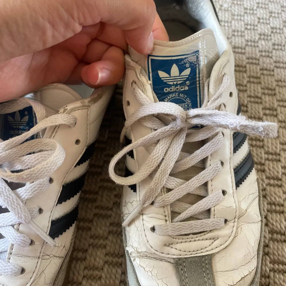 Adidas samba OG i ganska slitet skick. Spruckna och tydliga tecken på användning men inga hål eller andra fel. Storleken är 36 och 2/3 men passar mig som har 37 i vanliga fall. Skor.