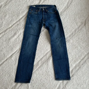 Levis 501 jeans - Säljer ett par klassiska Levis 501 jeans i blå denim. Kom pm för frågor