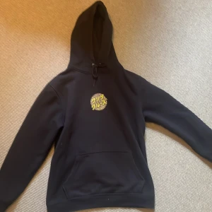 Santa Cruz hoodie - Loose fit santa Cruz hoodie med leopardtryck. Väl använt skick. Strlk S