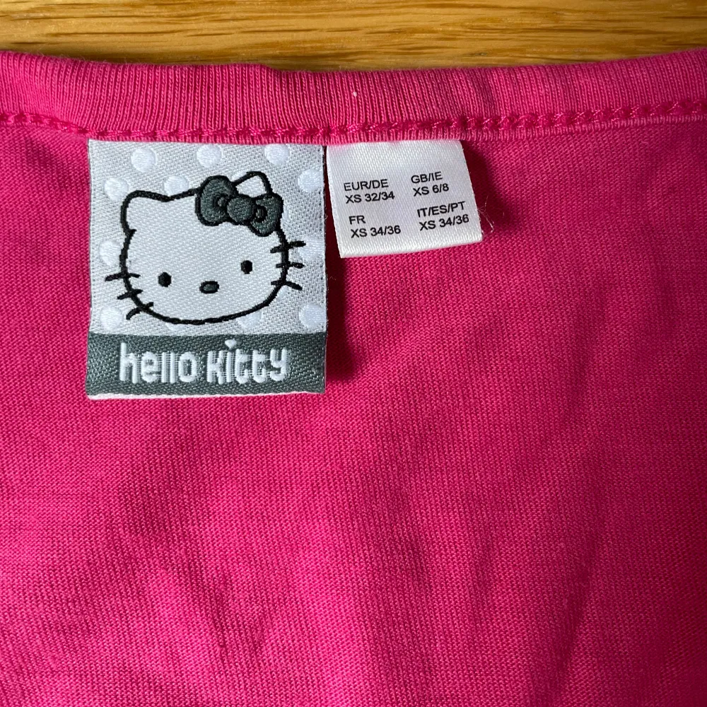 Så fin rosa hello Kitty tröja, färgen blev konstig på två av bilderna men är i verkligheten som den andra bilden. Skriv om du undrar något💗. T-shirts.