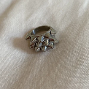 Edblad spik ring  - Snygg silver ring från Edblad som har använts 2 gånger efter som att jag inte använder silver längre 