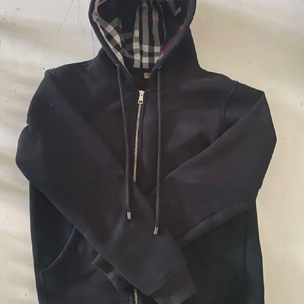 Säljer denna fina Burberry koftan i svart. Den är storlek S Och är i helt nytt skick med inga defekter. Är öppen till frägor och pris kan diskuteras.. Hoodies.