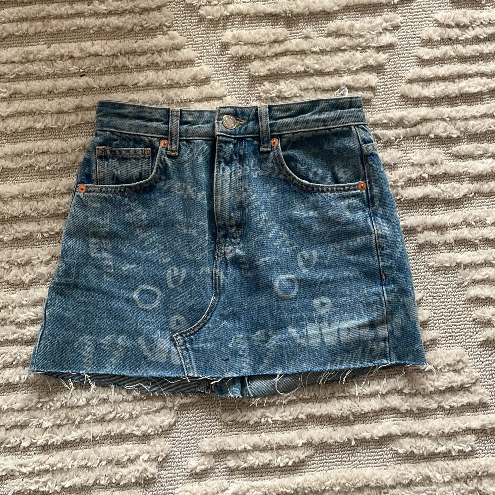 Jätteball jeans kjol som jag sytt själv säljer då den har blivit lite liten💓. Kjolar.