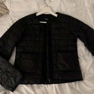 Jacka - Hej! Säljer denna jacka ifrån mango i storlek EUR s / USA xs 🩷