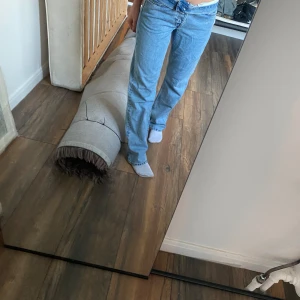 Lowwaist weekday jeans - Supersnygga lågmidjade nervikta jeans från weekday i storlek 26/32. De är i superbra skick, inga defekter. Hör av dig vid frågor🥰☺️