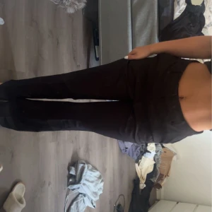 Svarta kostymbyxor  - Säljer då de är lite för stora! Från bikbok 