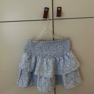 Söt volang kjol - Söt volang kjol från Gina! Strl 152 men har resår så passar bla mig med strl S utan några problem💗 väldigt bra skick! 