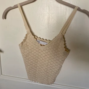 Zara linne - Supergulliga linne i strl S men funkar också som XS🥰 Den är sparsamt använd och har inga synliga tecken på användning. Justerbara band.