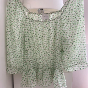 Blommigt sett - En söt blus och kjol som kommer som ett sett i storlek M. Det har aldrig blivit använt!