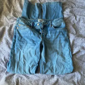 Lightwashed och lågmidjade, raka jeans, strl xs, 150kr